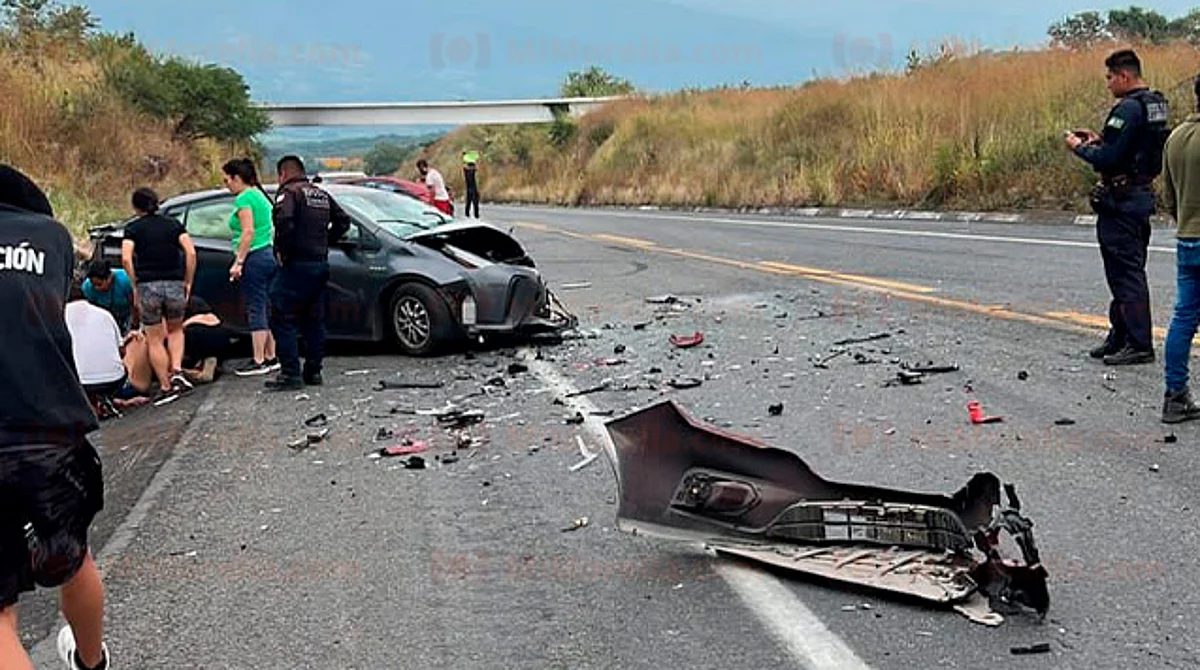 Accidente en la Siglo XXI deja al menos 8 heridos, en Michoacán
