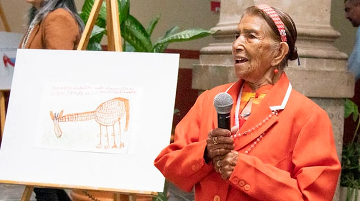 A sus 85 años, Angelita presume sus dibujos en galerías de arte