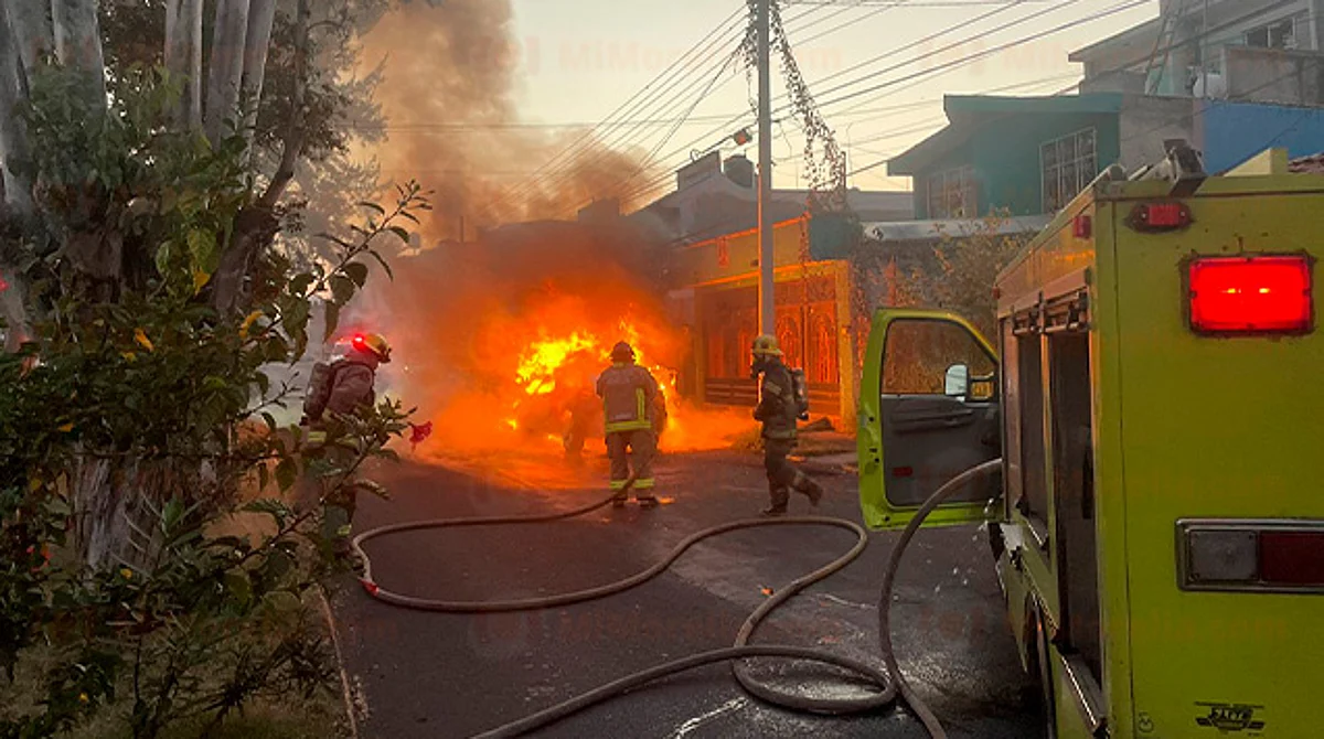 Auto termina calcinado tras falla mecánica, al norte de Morelia