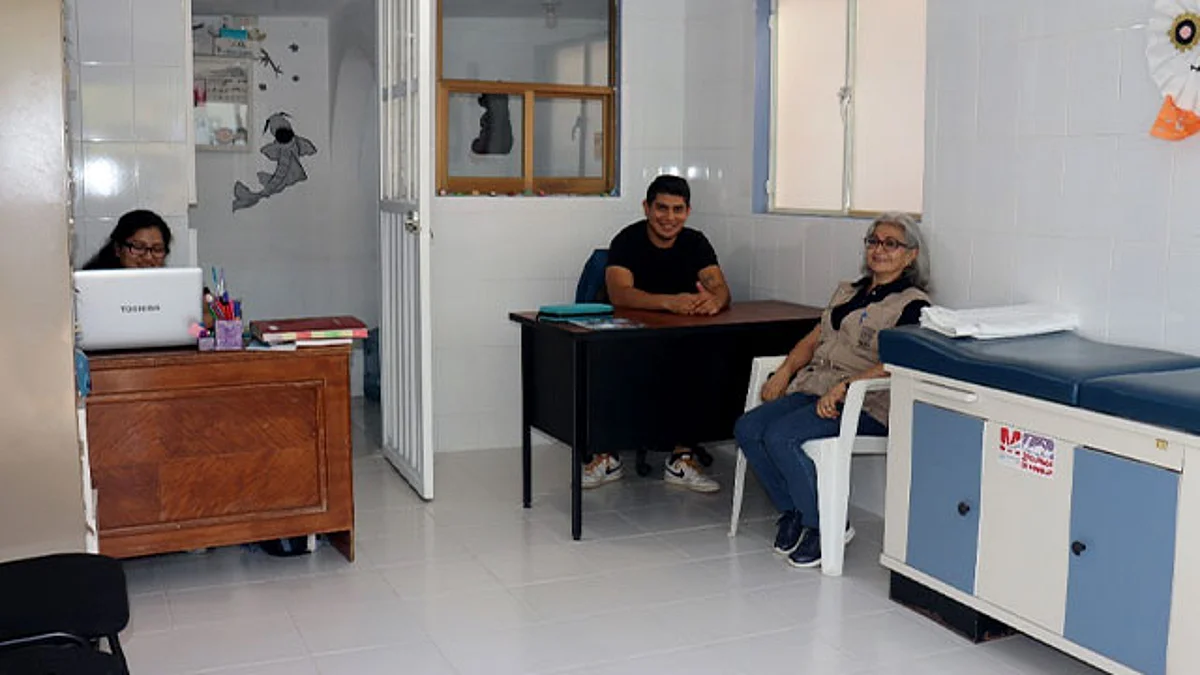La enfermería está ubicada del acceso principal, a la izquierda, a un costado del Área Educativa