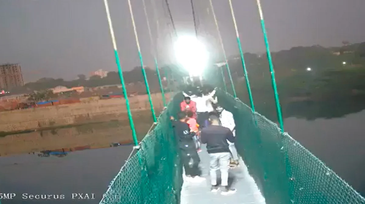 Revelan video de caída de puente que dejó al menos 140 muertos en India