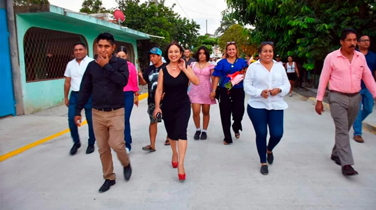 Itzé Camacho Inauguró Pavimentación en colonia Río Balsas de Lázaro Cárdenas