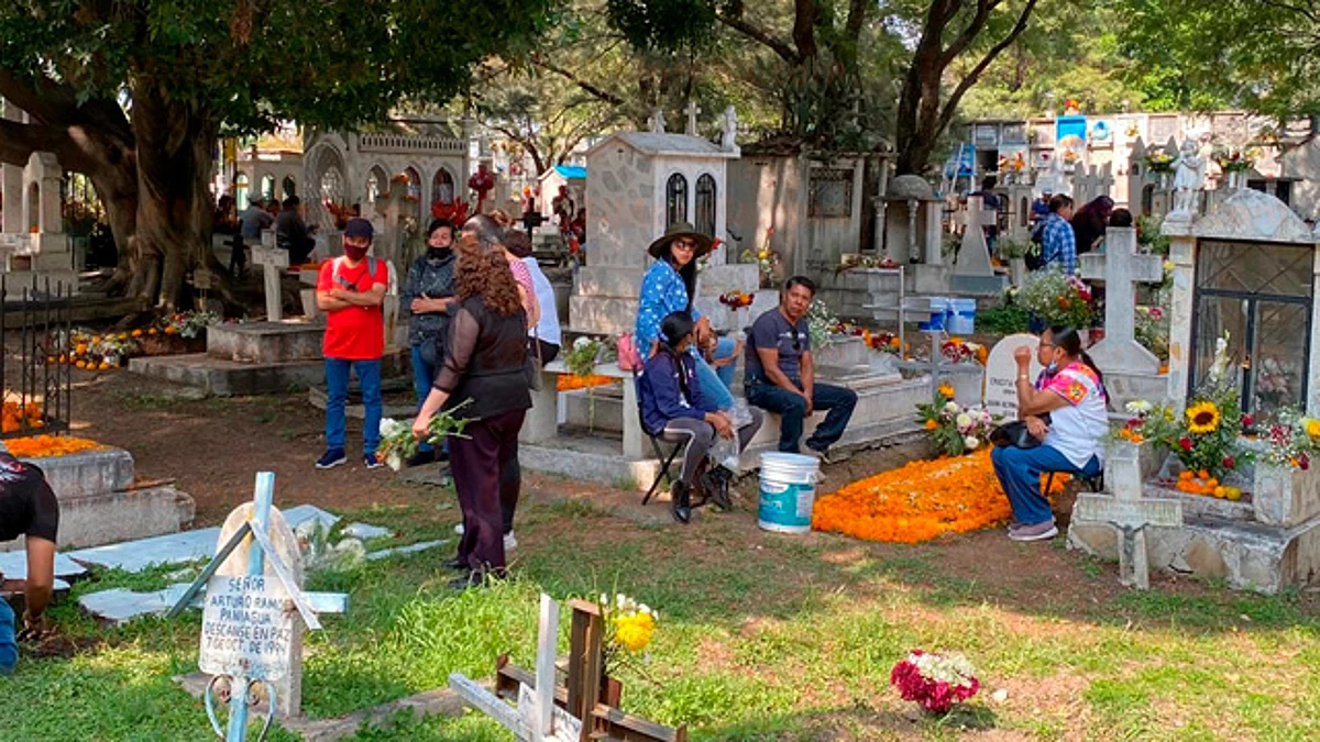 Encuentro, amor, fiesta y música se vive en los panteones de Morelia