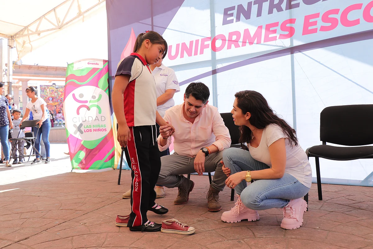 Entrega Toño Ixtláhuac segunda dotación de zapatos a comunidades y escuelas en Zitácuaro