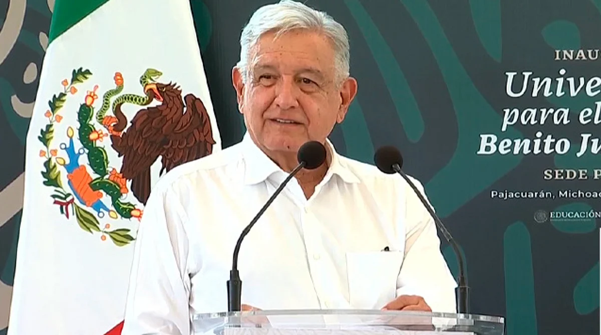En Pajacuarán, AMLO anuncia incremento a beca para jóvenes de Universidades para el Bienestar