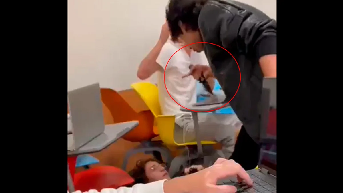 Alumno amenaza con cuchillo a compañero, en preparatoria de la CDMX