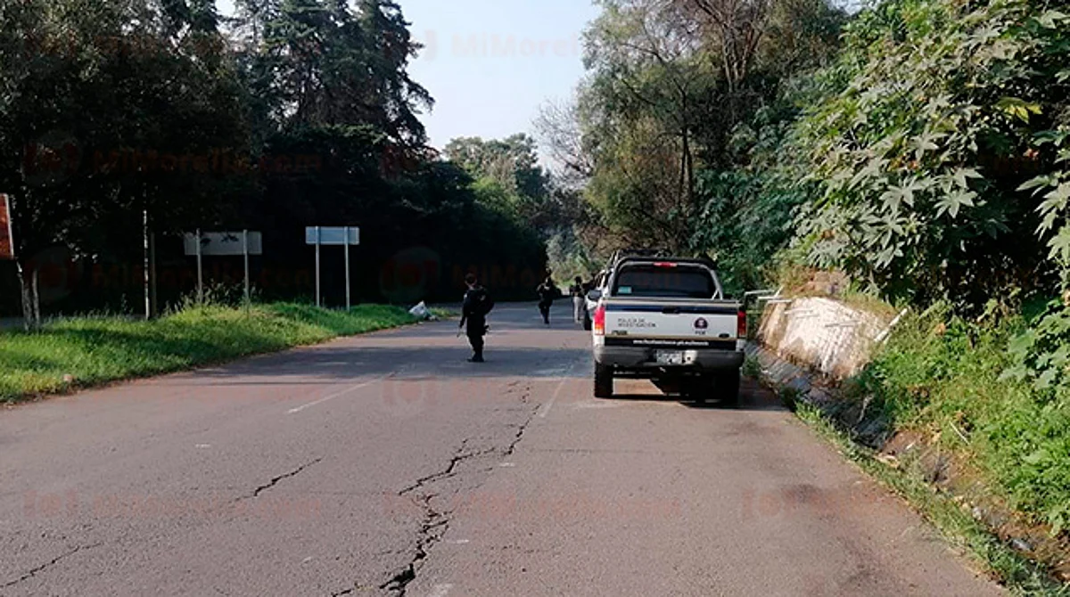 Hallan un asesinado en carretera "libre" a Uruapan