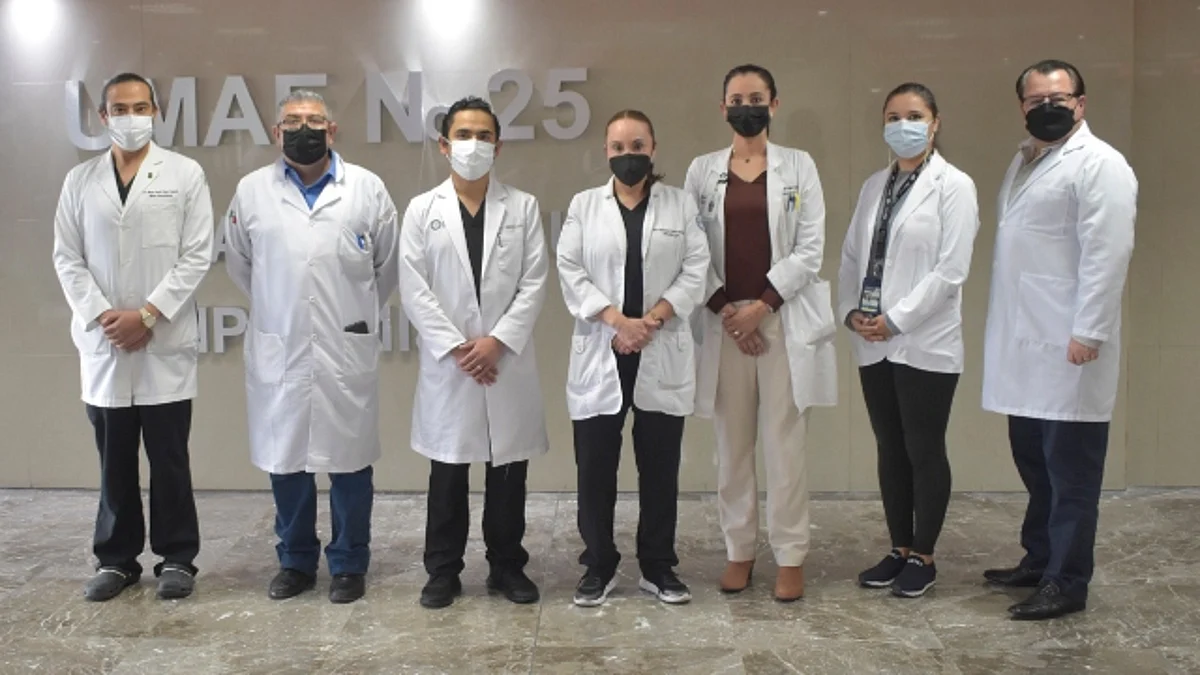 Con una intervención de 10 horas, el equipo interdisciplinario introdujo al cerebro del paciente un dispositivo que emite estímulos eléctricos, el cual es controlado vía WiFi para modular la intensidad y frecuencia