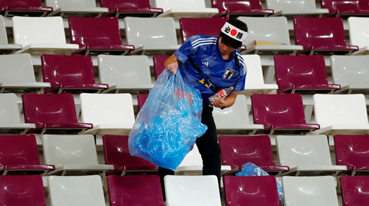 Japoneses recogen su basura luego de partido contra Alemania