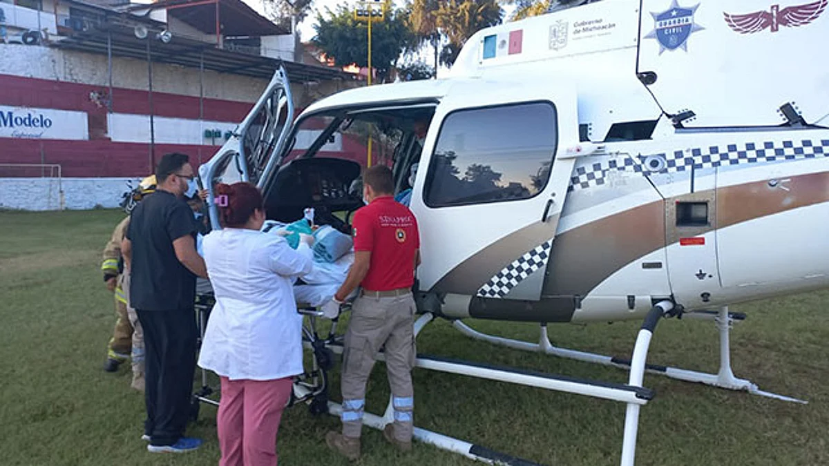 Durante el vuelo de aproximadamente 18 minutos, los paramédicos supervisaron sus signos vitales, además mantuvieron al hombre estable y sin complicaciones