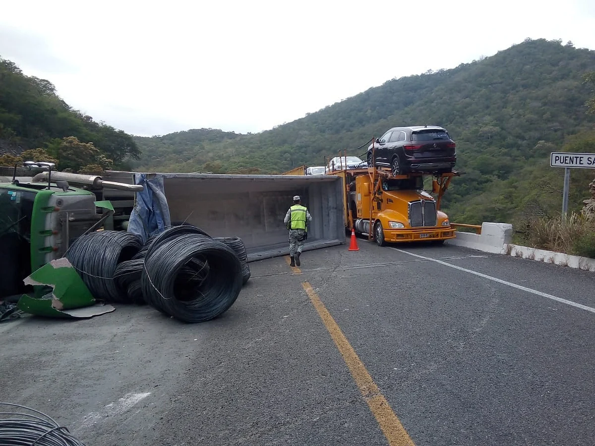 Vuelca tráiler en la Siglo XXI; ambos carriles están bloqueados
