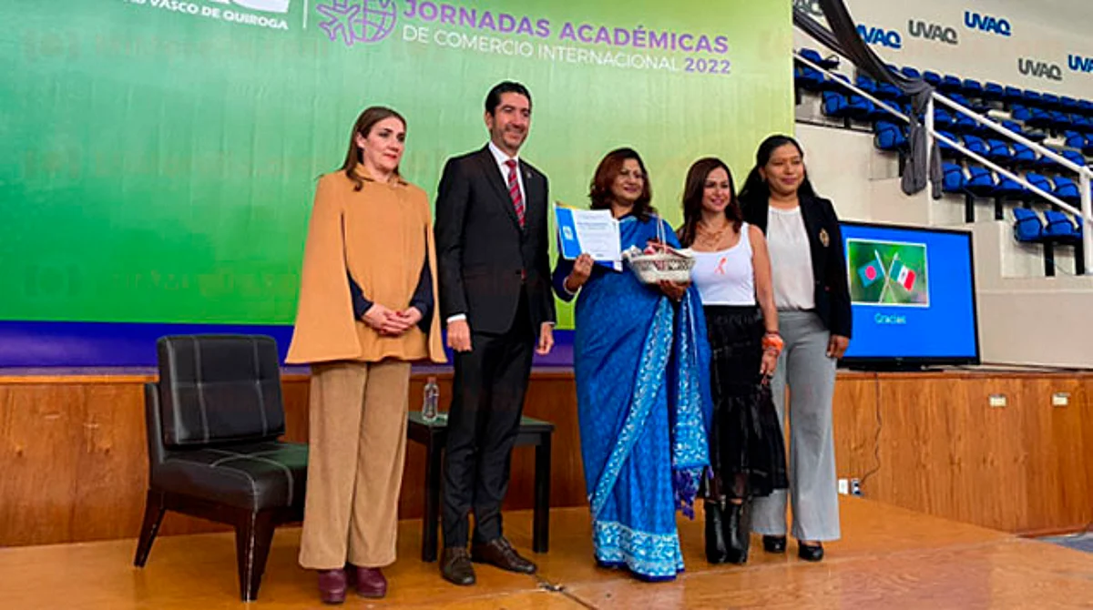 UVAQ invita a embajadora de Bangladesh a compartir plática con jóvenes