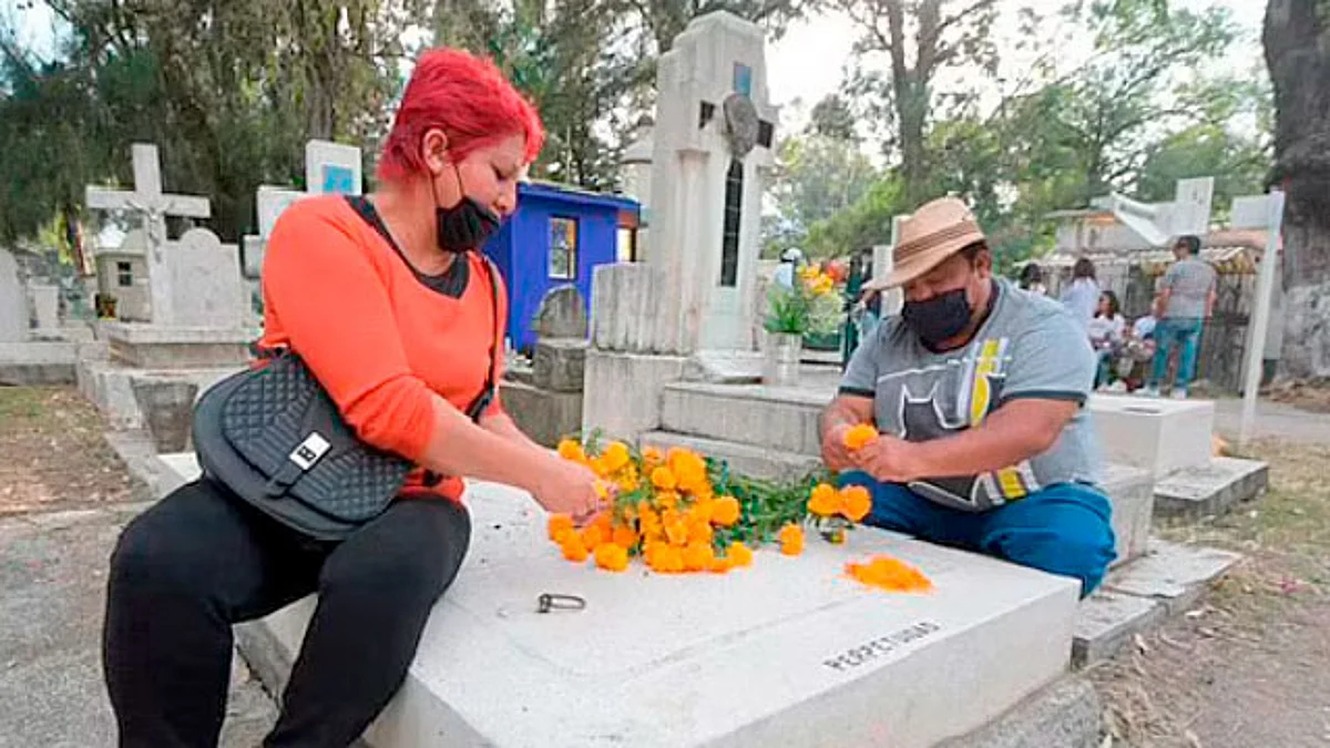 Para prevenir lesiones y caídas, la población debe abstenerse de caminar sobre losas, lápidas o cerca de fosas abiertas