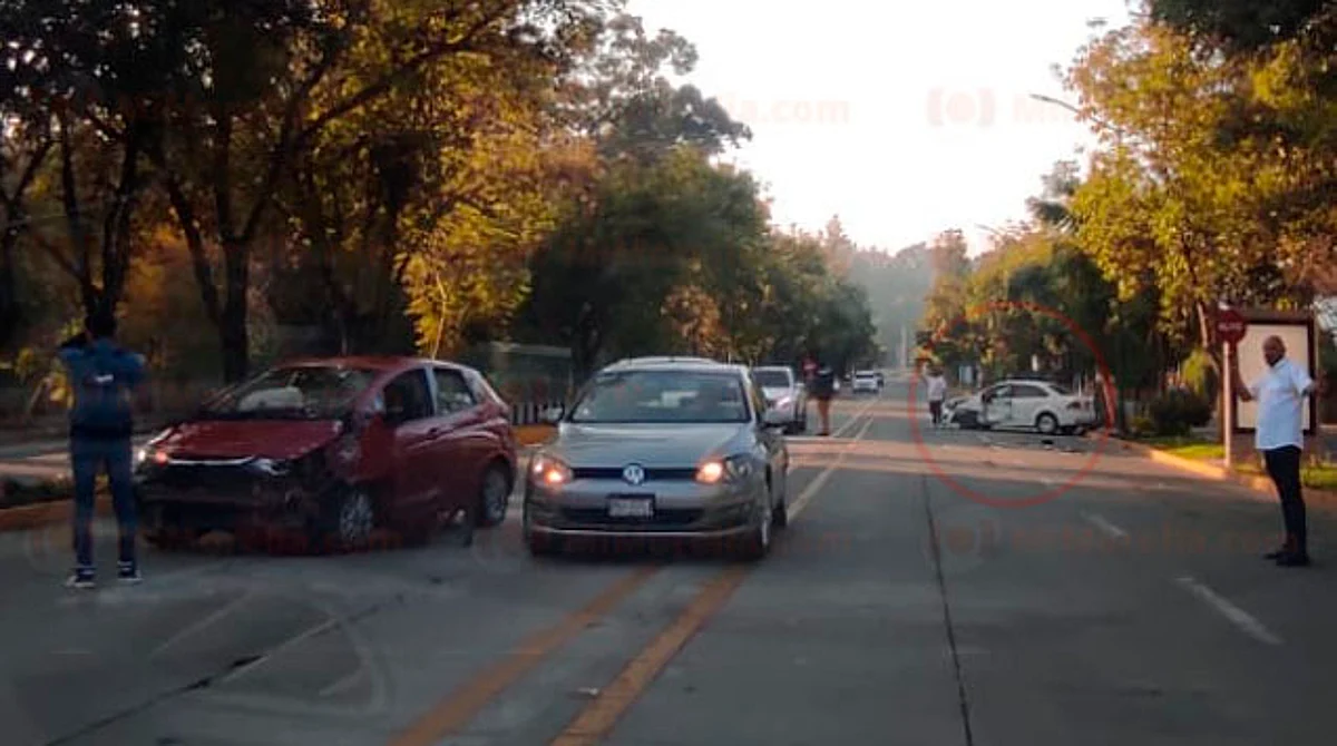 Chocan 2 automóviles en la calzada Juárez; circulación parcialmente cerrada