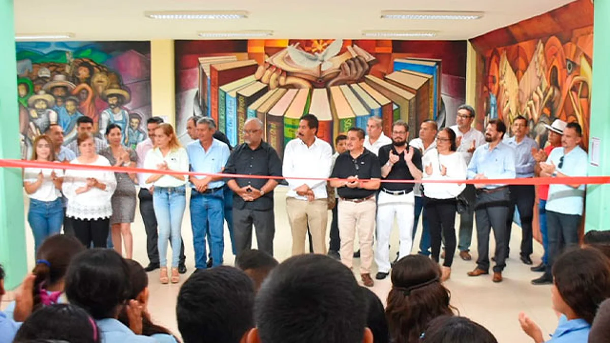 Los murales son alusivos a la educación y fomento a la lectura