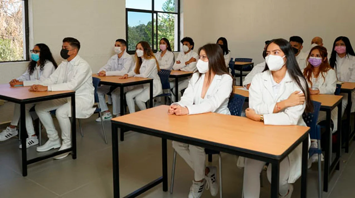 Habrá licenciatura de Medicina y Enfermería en Aporo, adelanta AMLO