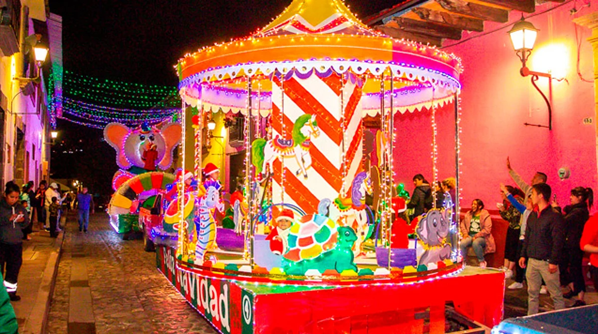 Tlalpujahua da inicio a fiestas navideñas con desfile y encendido de árbol