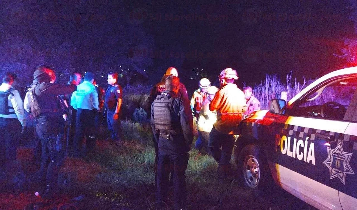 Morelia: tras persecución, camioneta robada cae a barranco; presunto ladrón quedó herido