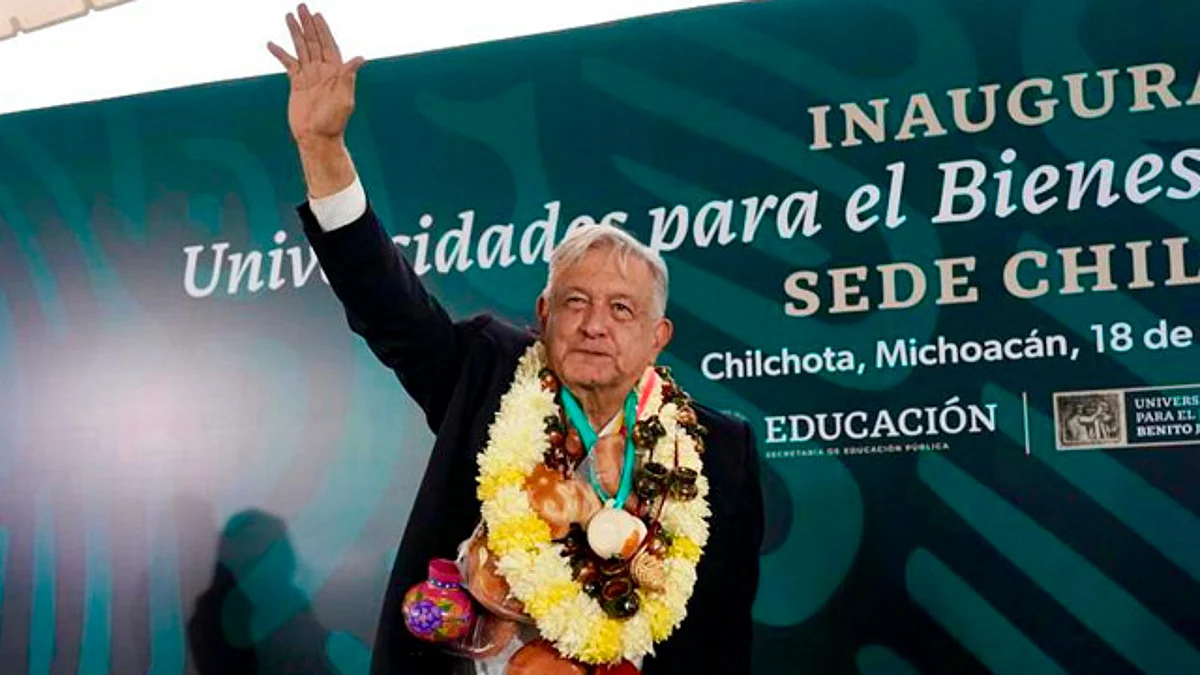 Promete López Obrador, plazas a egresados de medicina