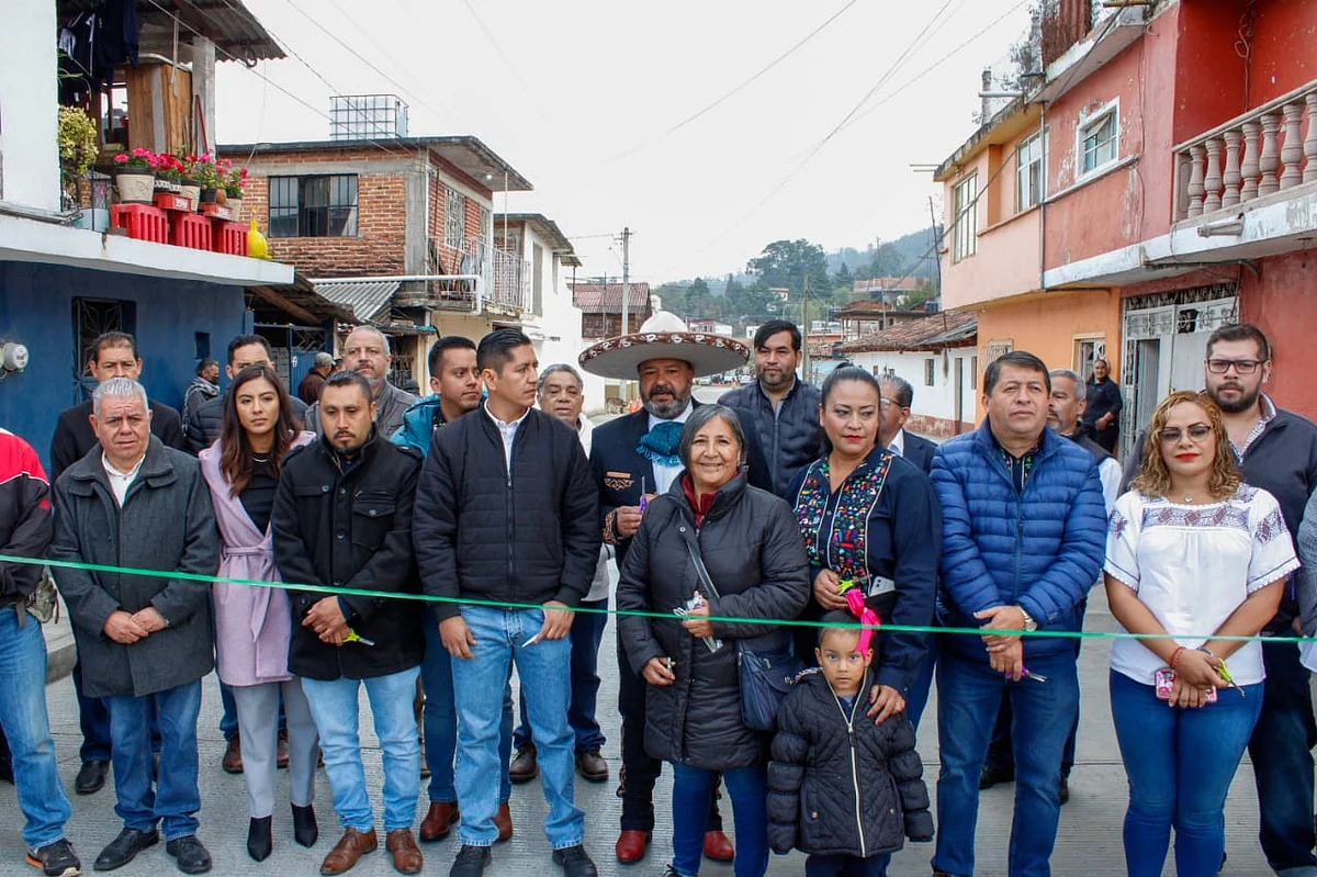 Inaugura Julio Arreola pavimentación de calle Zamora, en Pátzcuaro