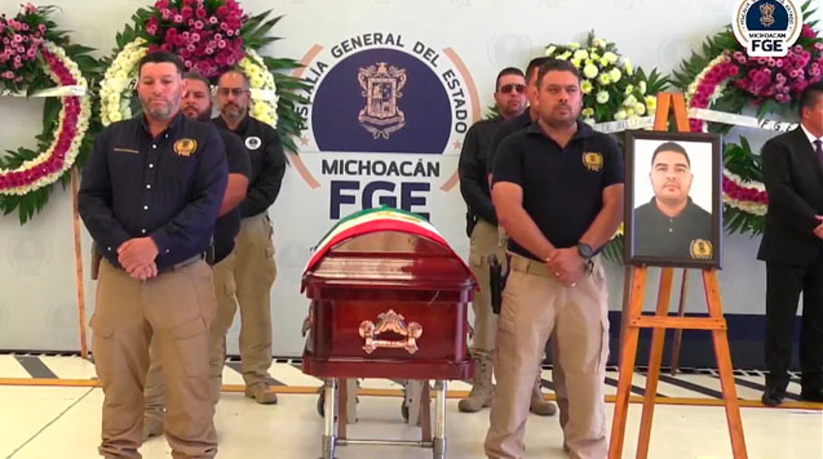 Rinde FGE homenaje luctuoso a policía asesinado en Tarímbaro