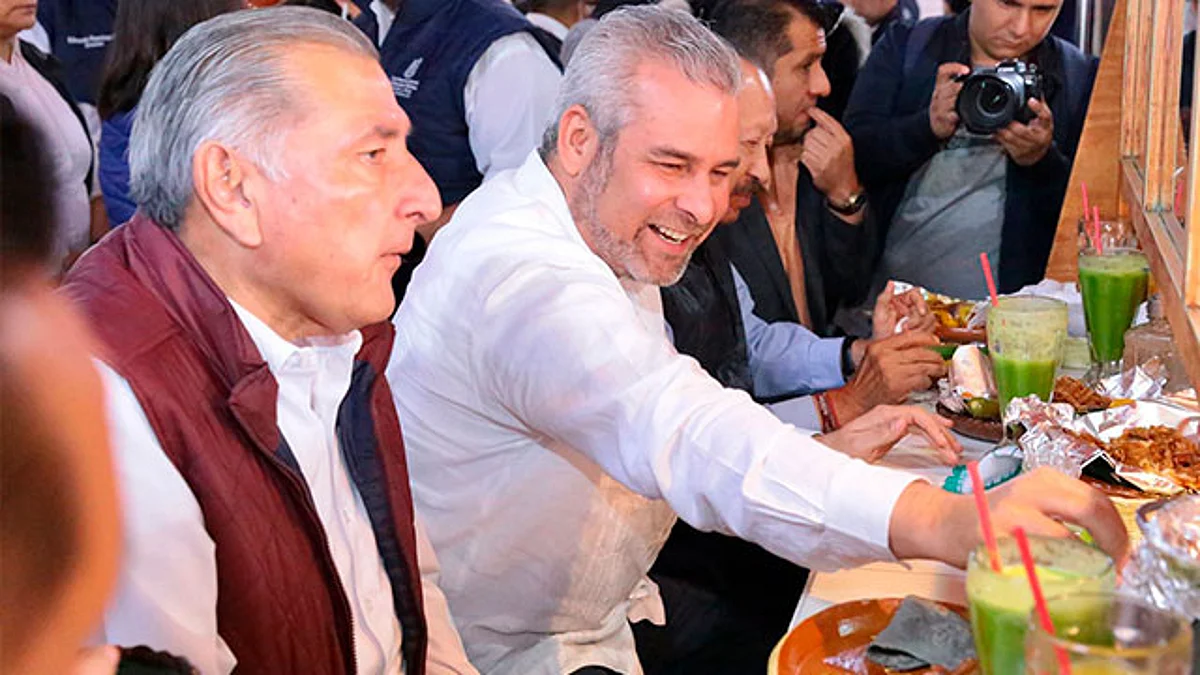 Desayunan Bedolla y Adán Augusto en mercado de Paracho