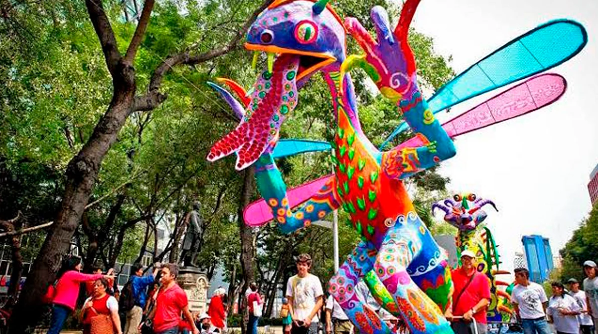 Desfile de alebrijes monumentales llega a Uruapan, Michoacán