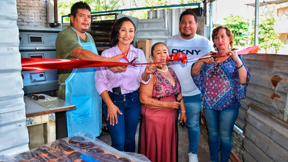 Alcaldesa de Lázaro Cárdenas inaugura panadería “Doña Chofi”