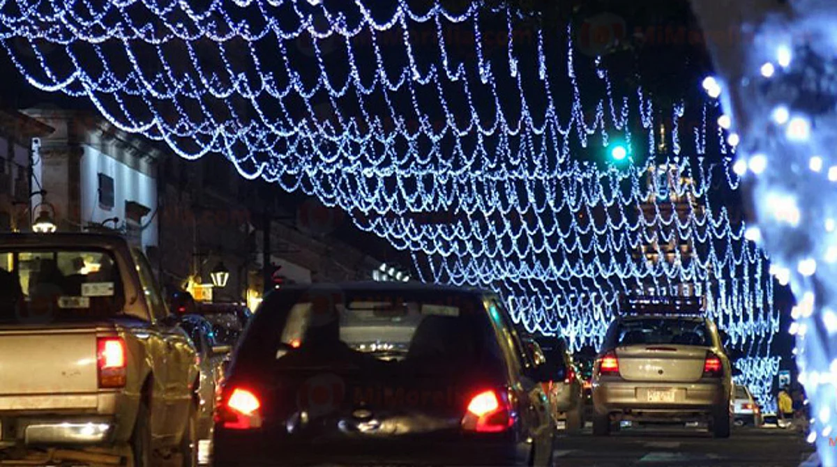 Ponen navideña a Morelia; comienzan instalaciones de adornos y luces