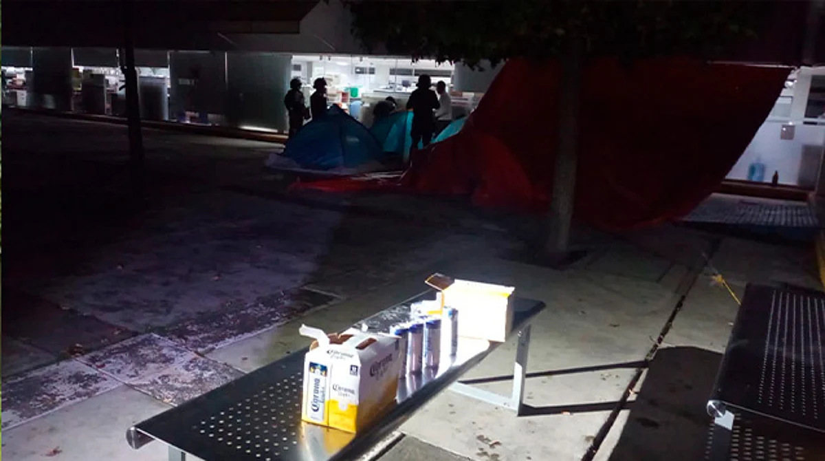 En medio de caguamas desalojan a egresados normalistas de la SEE