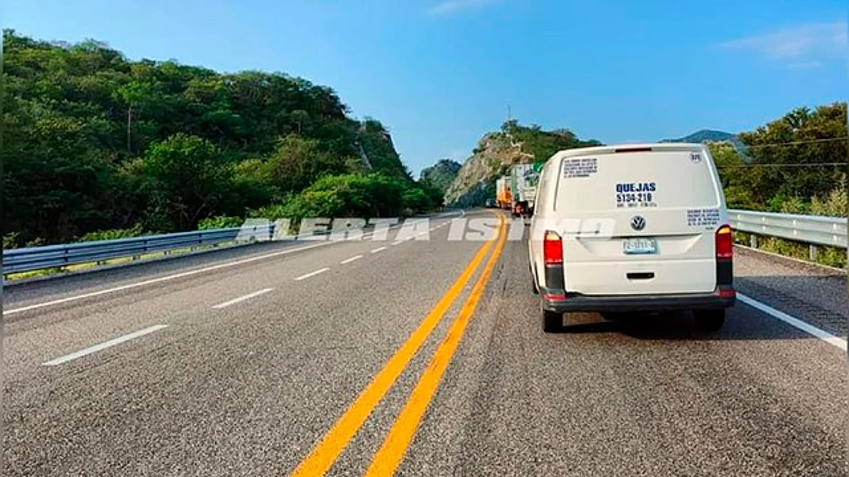 Migrantes se accidentan y abandonan a dos personas que murieron