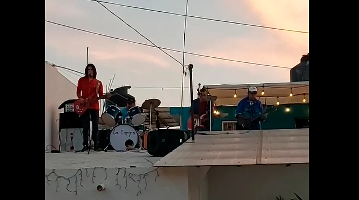 Chavos en Morelia dan concierto de rock desde la azotea de su casa