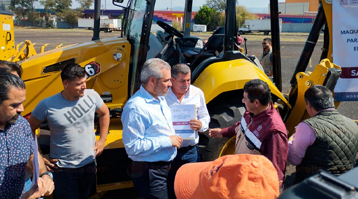 Entregan maquinaría para obras a 79 municipios michoacanos
