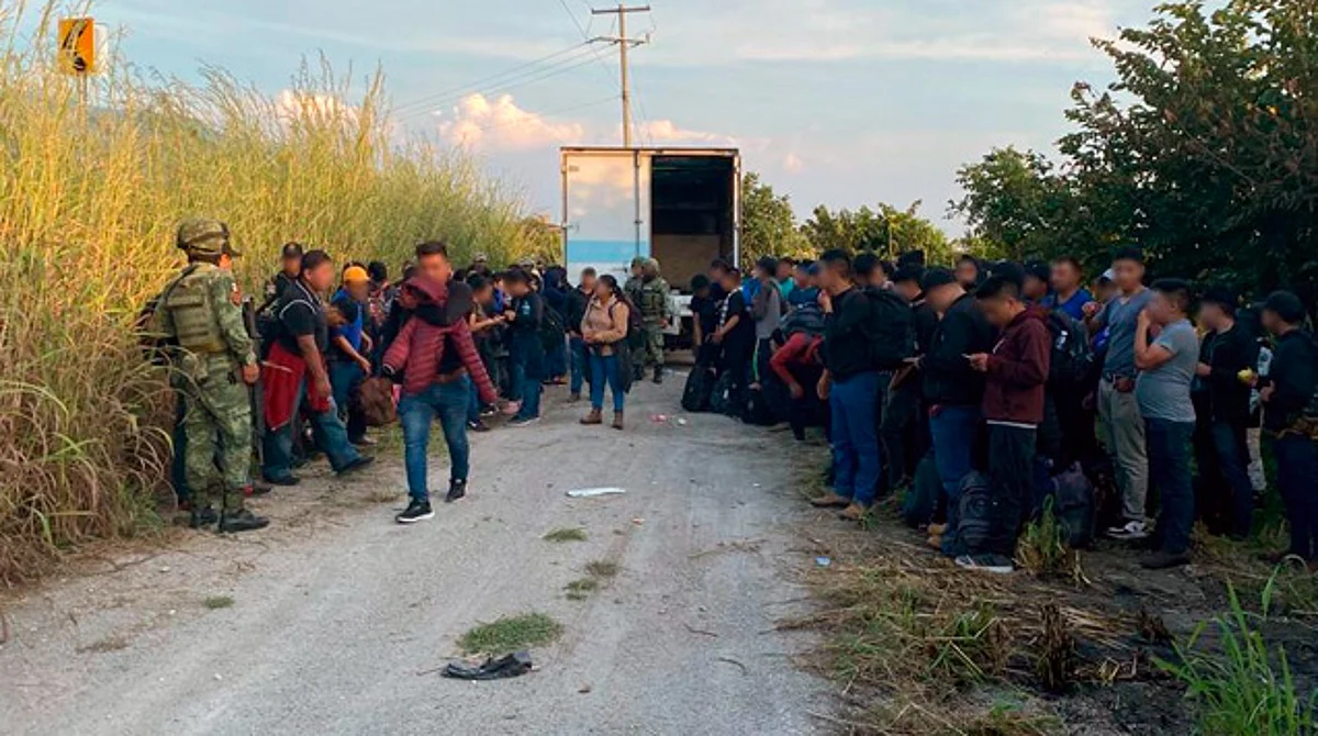 Migrantes son abandonados en caja de camión en Chiapas; fueron rescatados