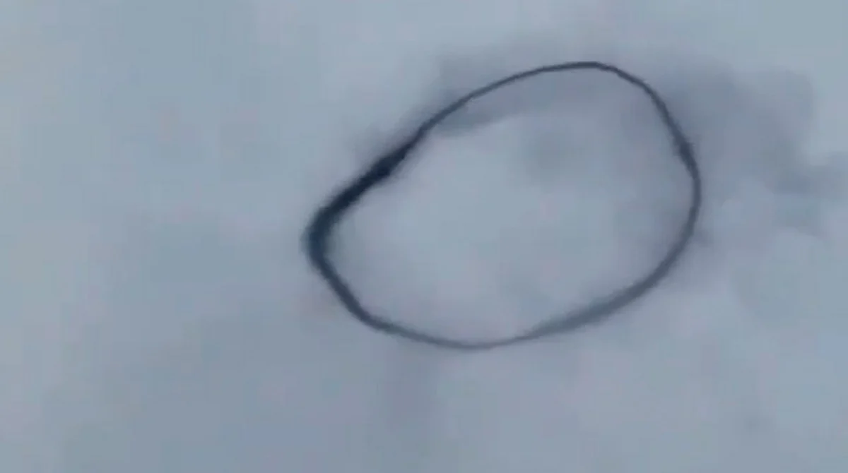 ¿Portal al infierno? Extraño anillo negro se forma en cielo de Vietnam y desconcierta