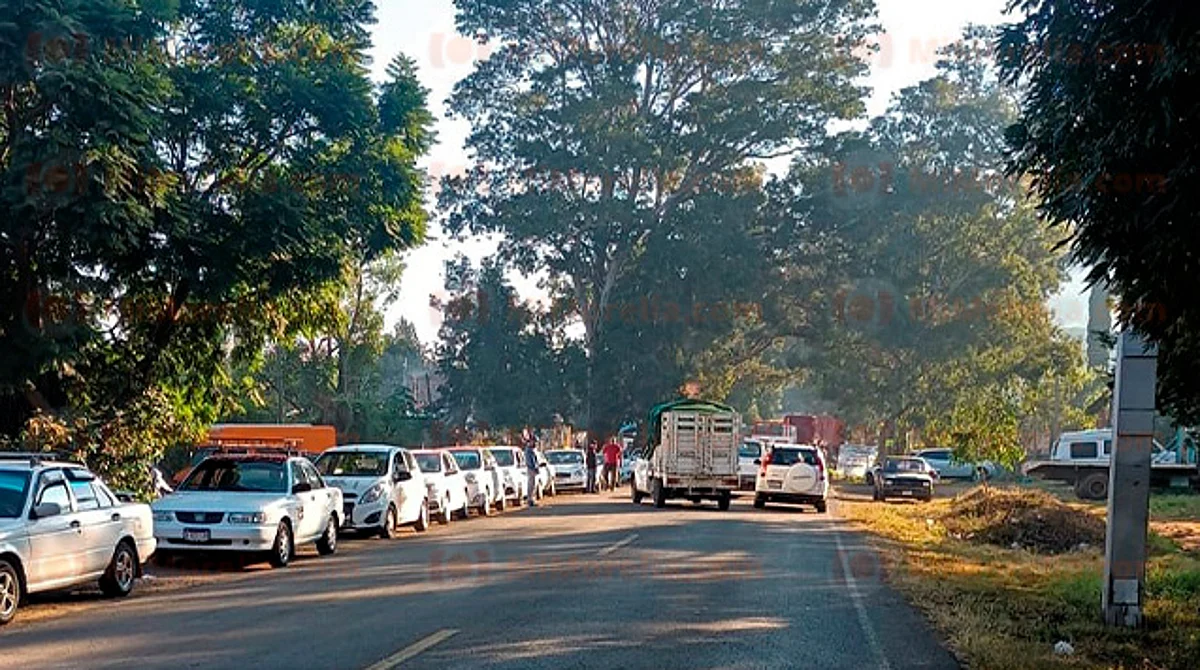 Bloquean carretera en Chilchota por audiencia de egresados normalistas detenidos