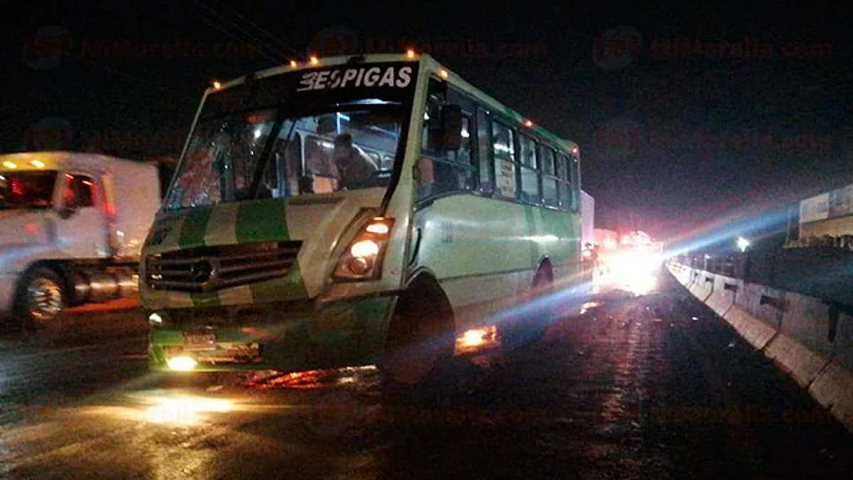 Chocan camión de pasajeros y tráiler en la Morelia-Salamanca