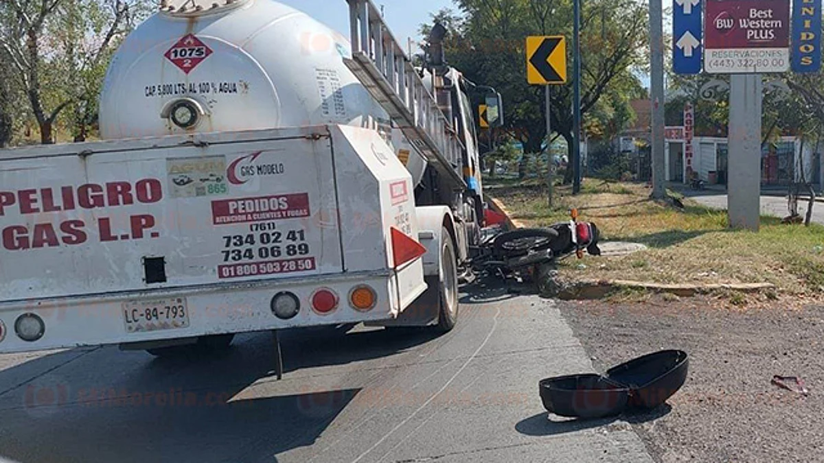 Choca pipa contra moto en el libramiento norte de Morelia; hay un herido