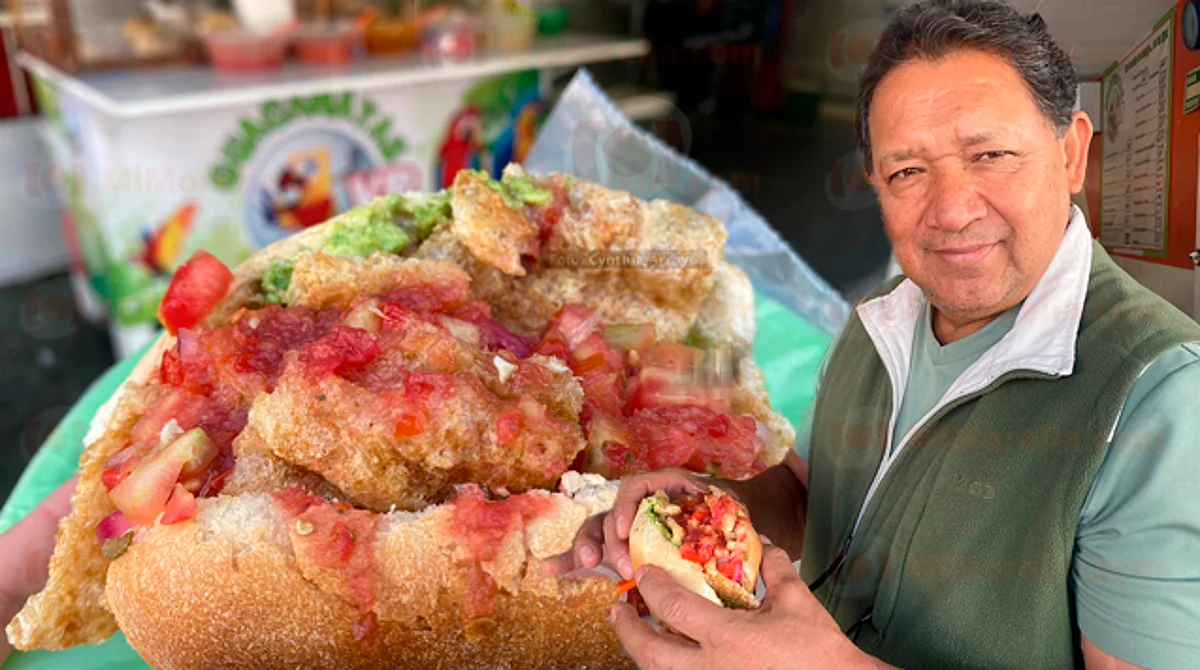 Desde hace 19 años Gildardo y sus guacamayas curan la "cruda" en Morelia