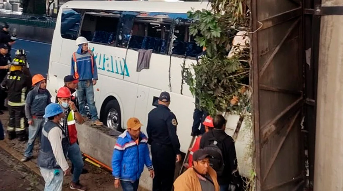 Autobús turístico donde viajaban jubilados choca en CDMX; hay un muerto