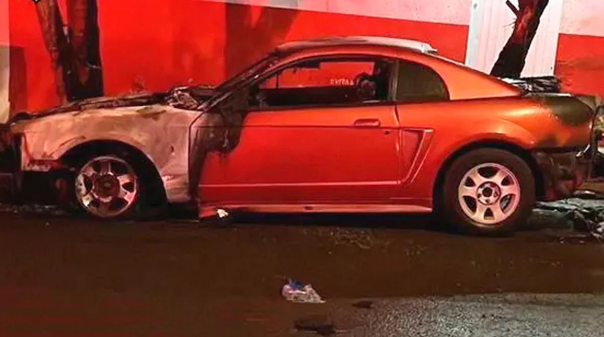 Queman auto de presunto vendedor de boletos falsos para Bad Bunny,
en Monterrey