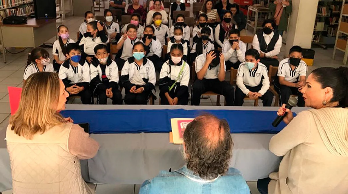 Presentan cuento navideño “Carlitos” a estudiantes del colegio Auxilio