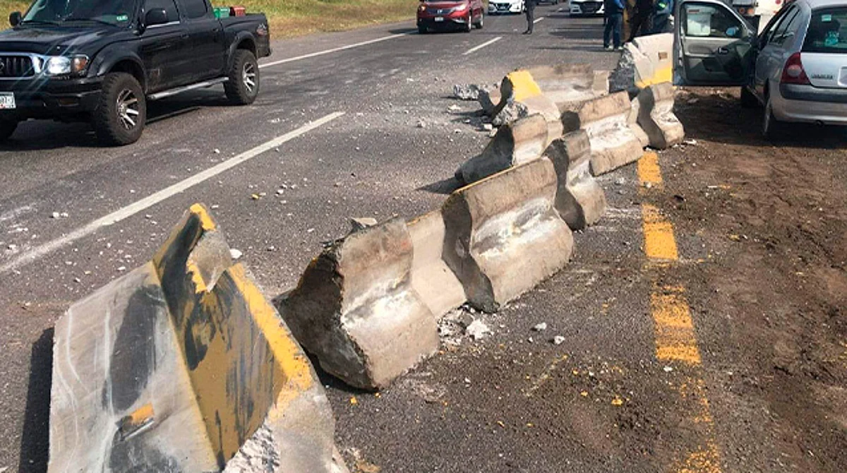 Revolvedora se va contra muro de contención en la Morelia-Pátzcuaro