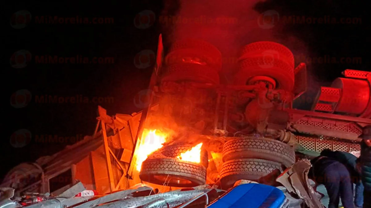 Chofer de tráiler muere al volcar e incendiarse su unidad en la Siglo XXI