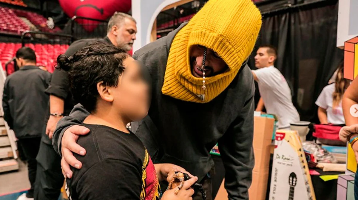 Sorprende Bad Bunny con regalos que dio a niños de escasos recursos