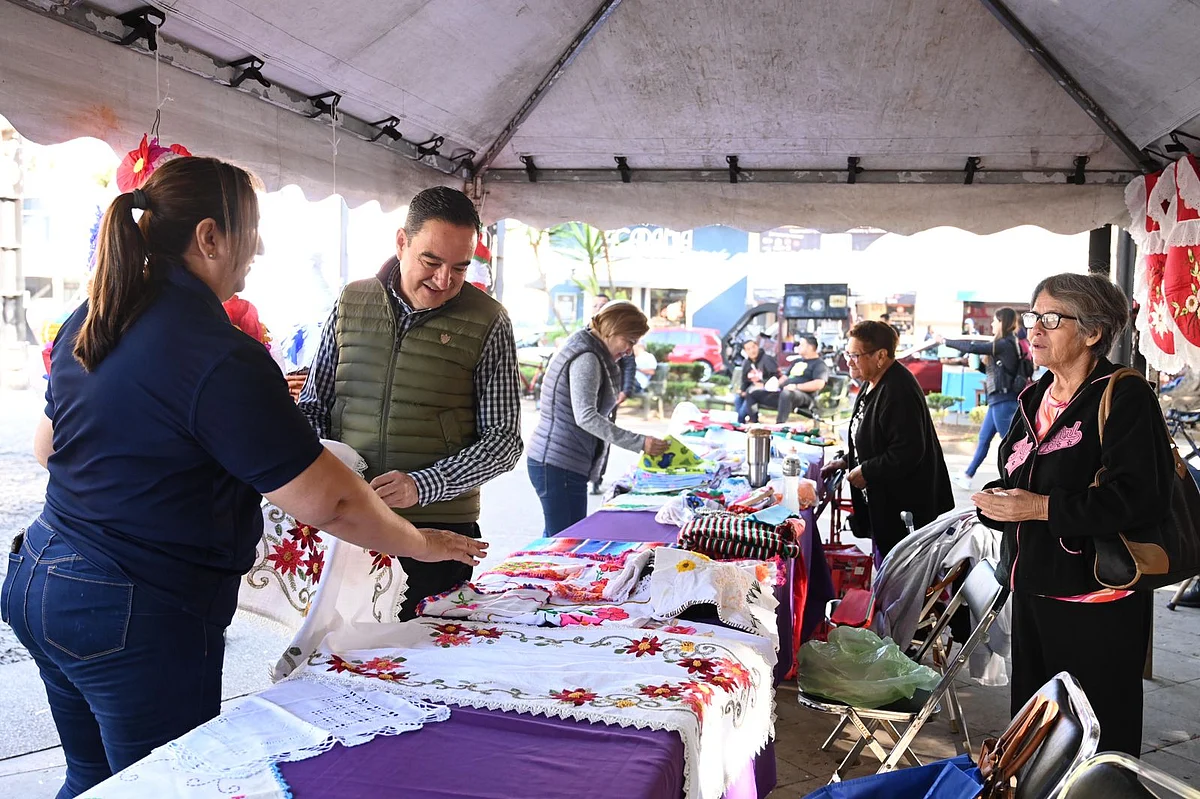Carlos Soto inaugura feria del Adulto Mayor en plazoleta del Teco