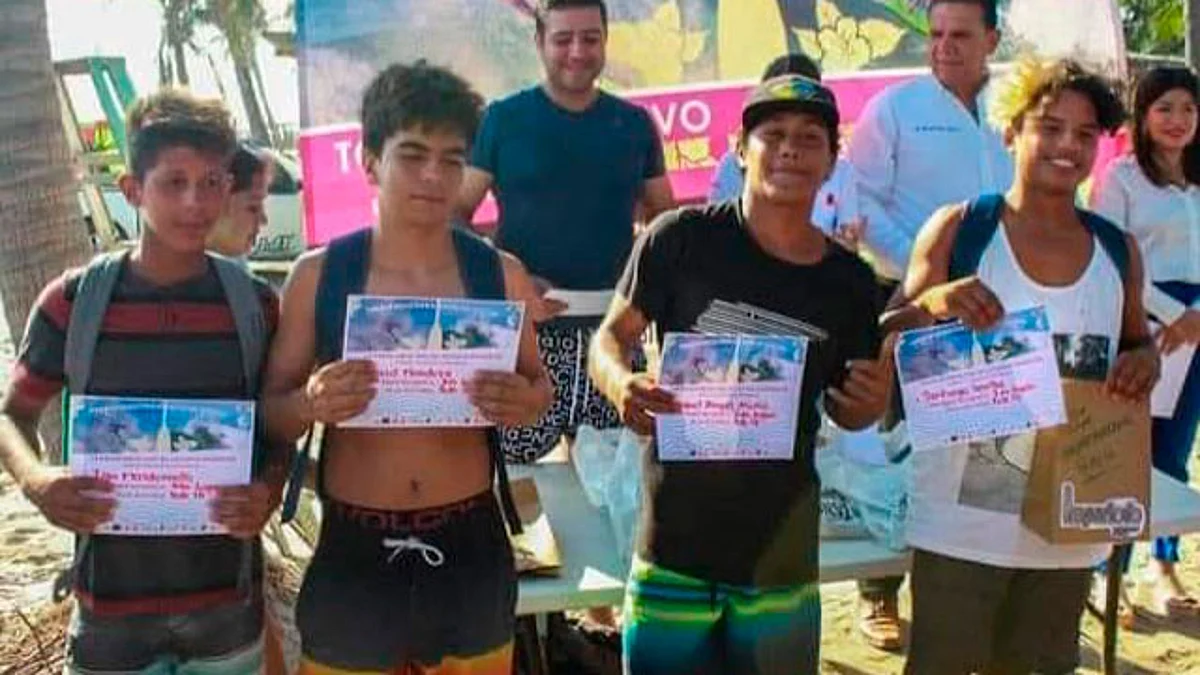 Estudiantes del Cecytem Colola, campeones internacionales de surf