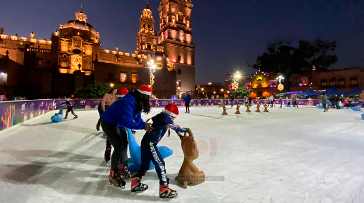 Un éxito, la pista de hielo en el centro de Morelia; más de mil 700 visitantes