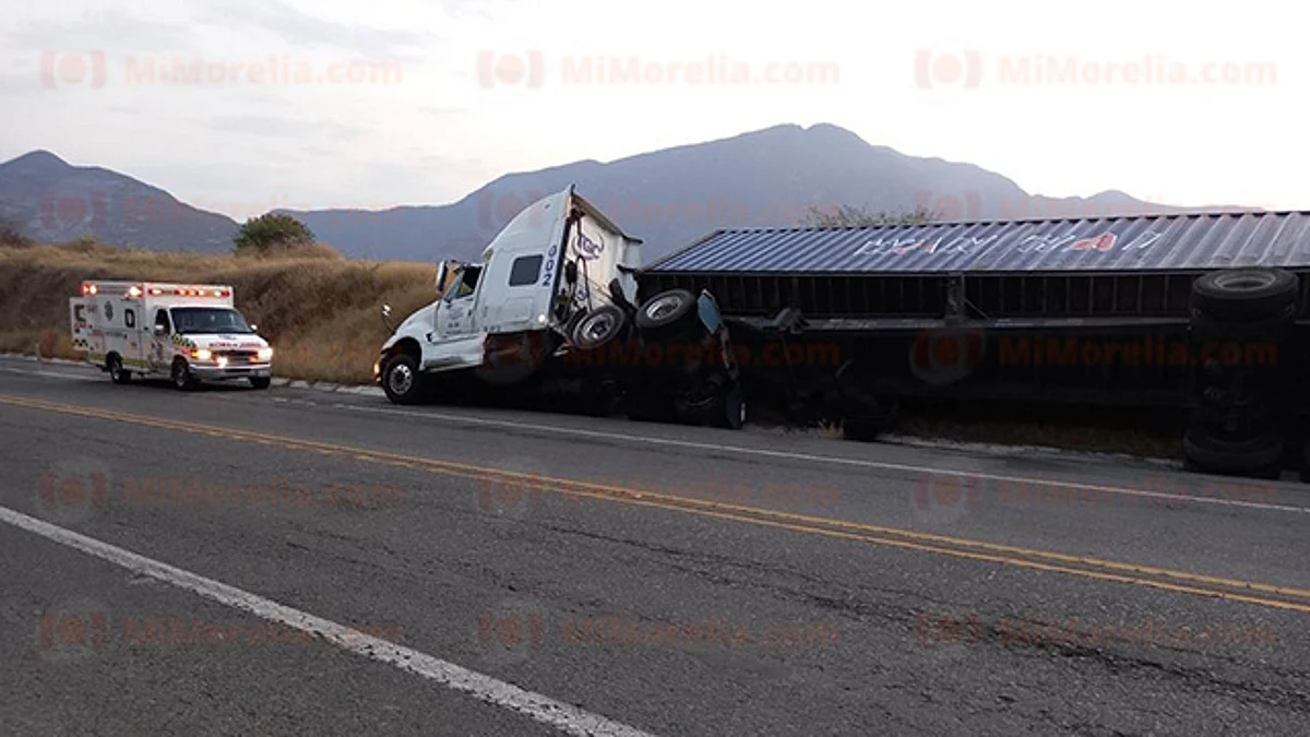 Tráiler se sale del camino en la Siglo XXI; no hay lesionados