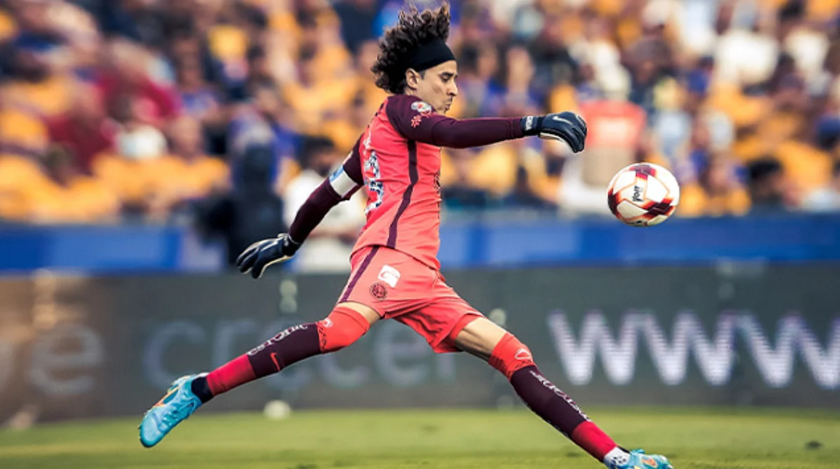 Memo Ochoa deja el nido del América y vuela para Europa